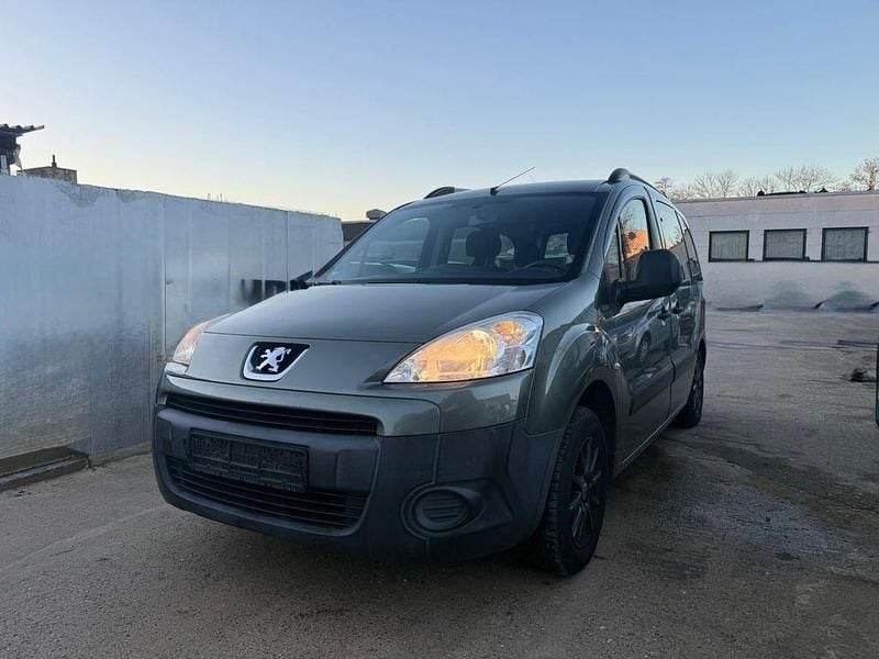 Grün Gebraucht 2011 Peugeot Partner Tepee Van / Kleinbus | 2.900 € (Fairer Preis) - Bild 1/4