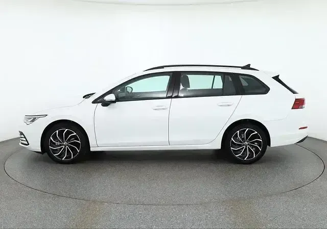 Gebraucht VW Golf VIII Life 110 PS (80 kW) 2022 Pure white Kombi