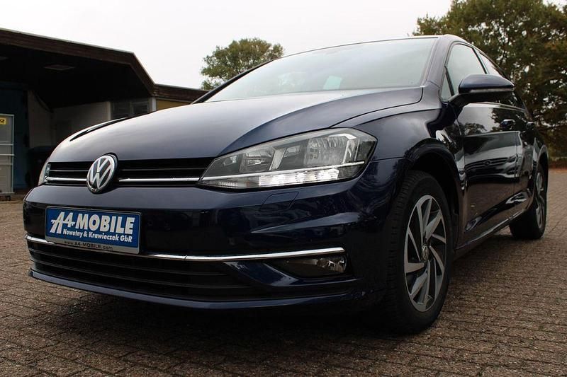 Atlantic blue metallic (metallic) Gebraucht 2018 VW Golf VII Sound Limousine | 16.599 € (Fairer Preis) - Bild 1/4