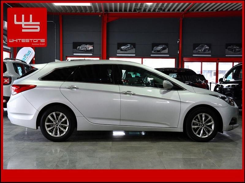 Gebraucht Hyundai i40 Trend 116 PS (85 kW) 2016 Sleek silver / met (metallic) Kombi