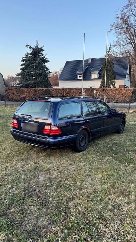 Gebraucht Mercedes E240 170 PS (125 kW) 1999 Blau Kombi