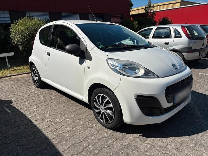Weiß Gebraucht 2014 Peugeot 107 Kleinwagen | 2.350 € (Fairer Preis) - Bild 1/4