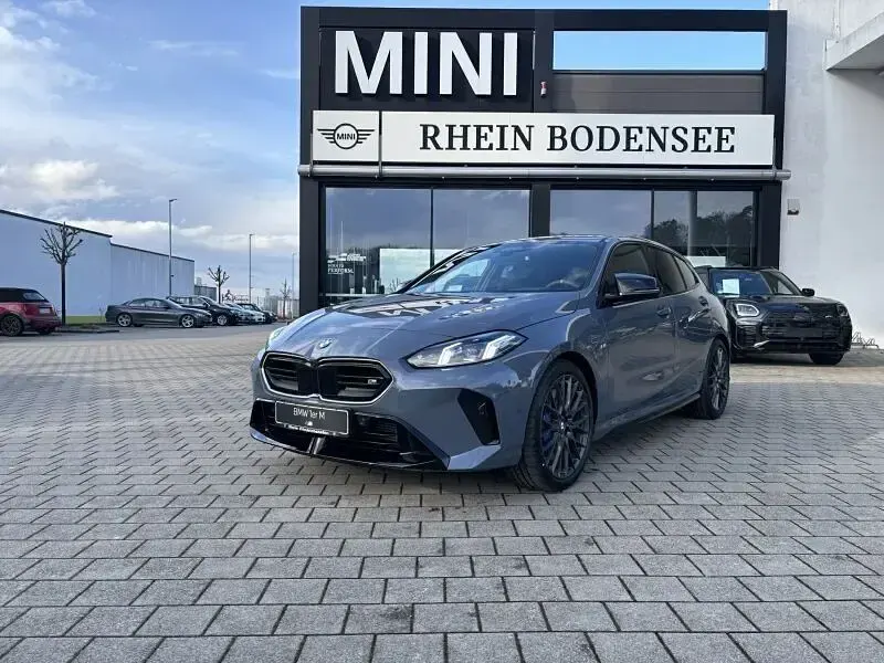 Neu BMW M135 Sport Line 300 PS (220 kW) 2026 Silber (bmw individual storm bay metallic) Kleinwagen