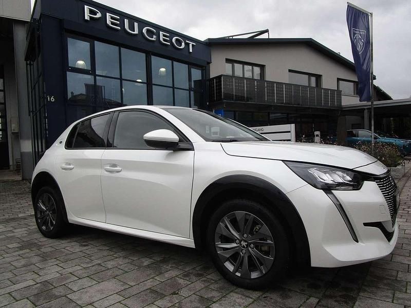 Perlmuttweiß Gebraucht 2021 Peugeot e-208 Allure Kleinwagen | 15.200 € (Guter Preis) - Bild 1/4