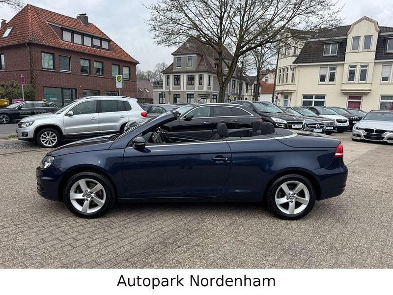 Gebraucht VW Eos Basis 122 PS (89 kW) 2011 Blau Cabrio