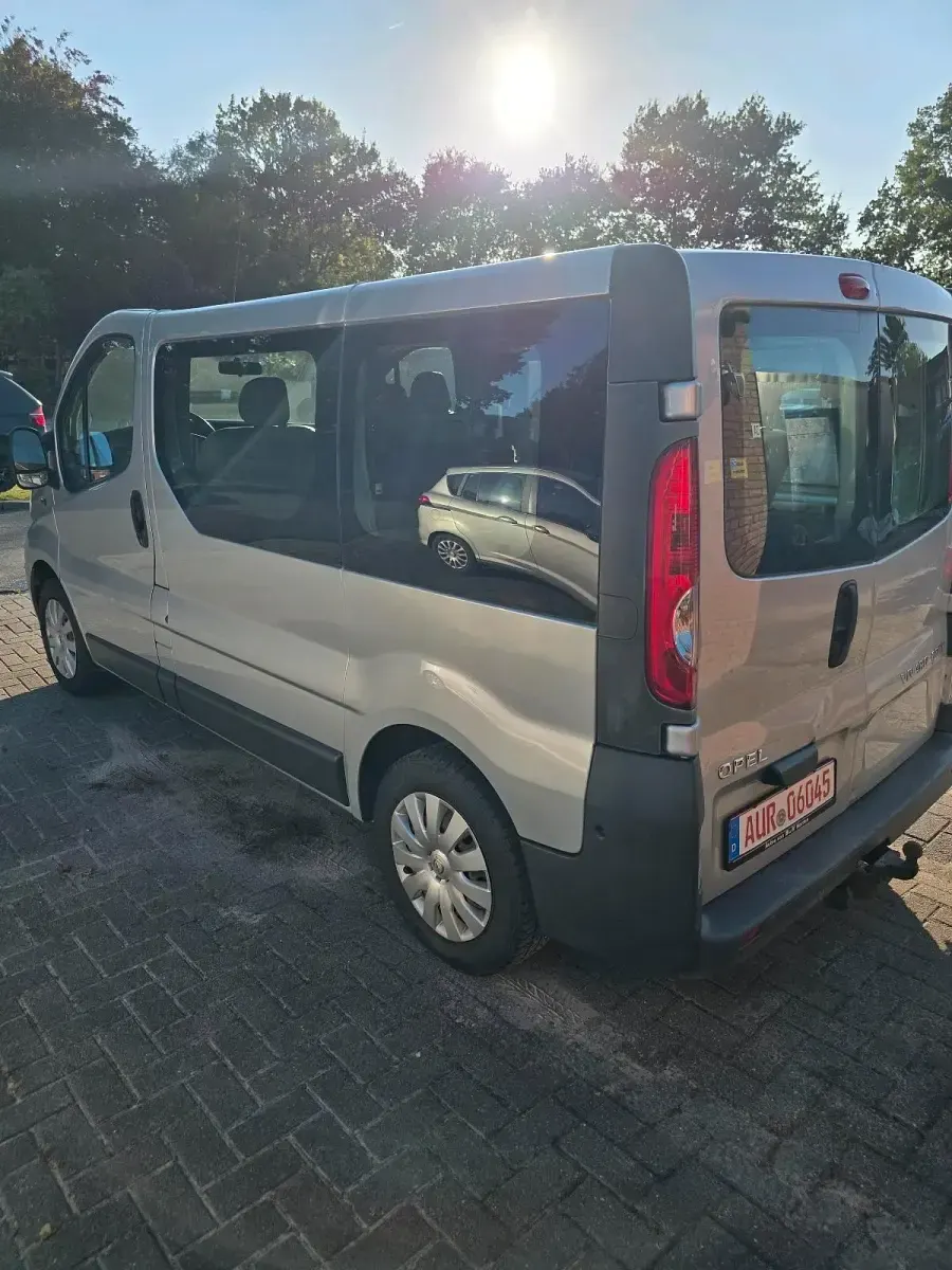 Gebraucht Opel Vivaro 115 PS (84 kW) 2009 Silber Van / Kleinbus