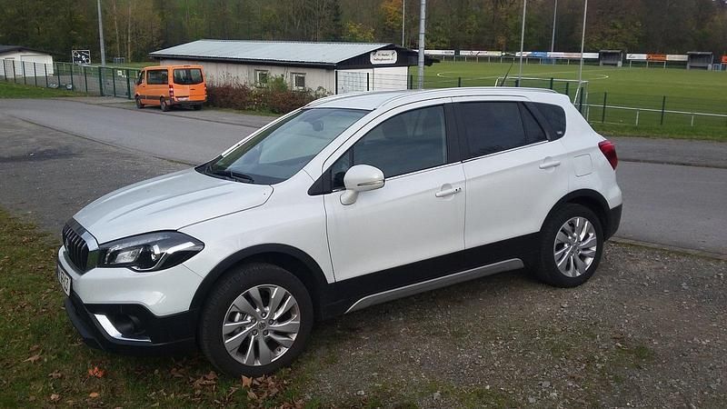 Weiß Gebraucht 2021 Suzuki SX4 SUV | 19.200 € - Bild 1/4