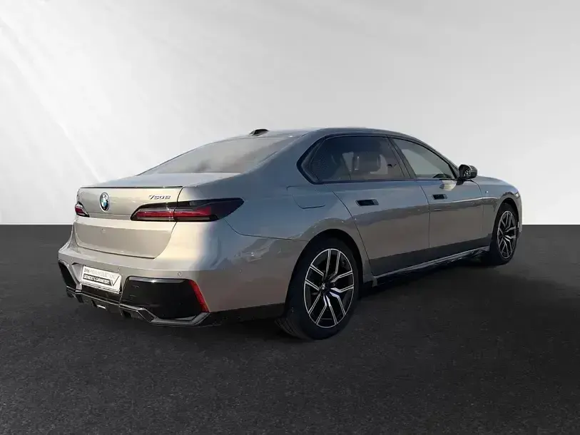 Gebraucht BMW 750e M Sport 489 PS (359 kW) 2024 Oxidgrau ii metallic Limousine