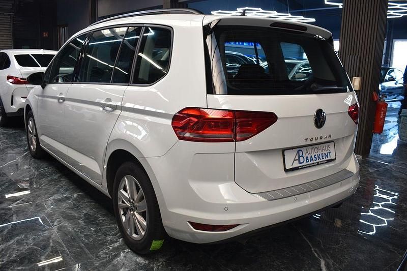Gebraucht VW Touran Comfortline 150 PS (110 kW) 2022 Weiß Van / Kleinbus