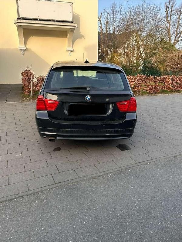 Gebraucht BMW 318 143 PS (105 kW) 2011 Schwarz Kombi