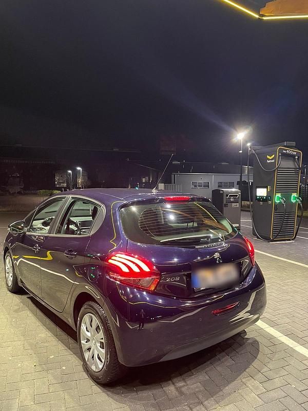 Blau Gebraucht 2018 Peugeot 208 Kleinwagen | 6.999 € (Fairer Preis) - Bild 1/4