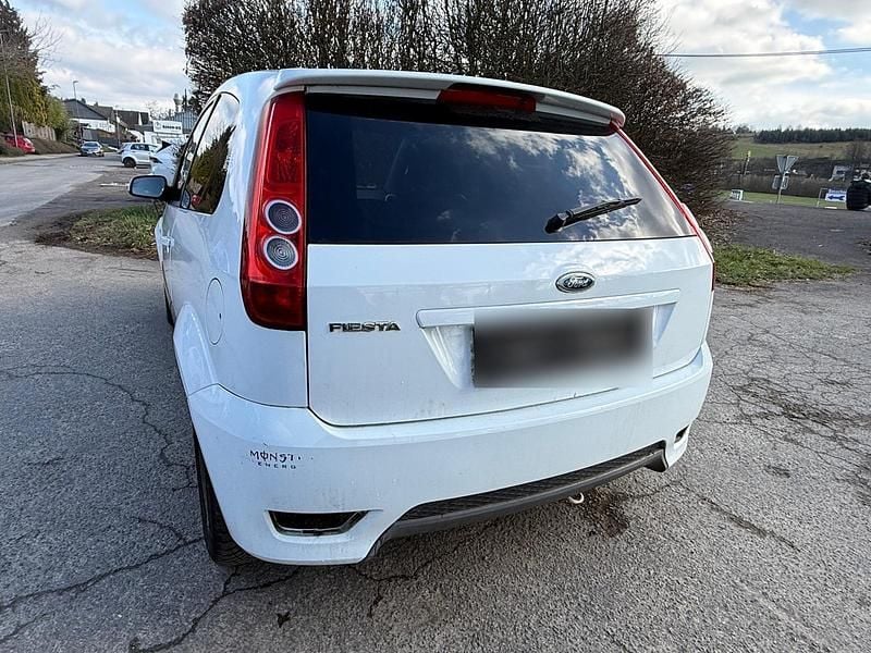 Gebraucht Ford Fiesta 80 PS (58 kW) 2008 Weiß Kleinwagen