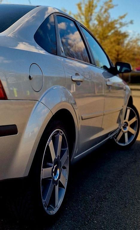 Silber Gebraucht 2005 Ford Focus Ghia Limousine | 4.100 € (Fairer Preis) - Bild 1/4