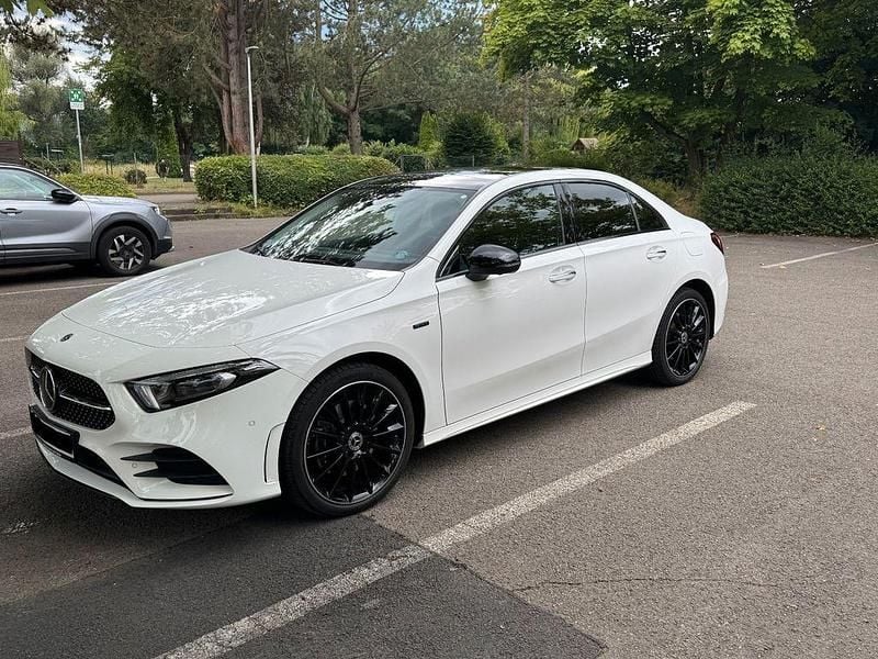Weiß Gebraucht 2020 Mercedes A250 AMG line Limousine | 27.900 € (Fairer Preis) - Bild 1/4