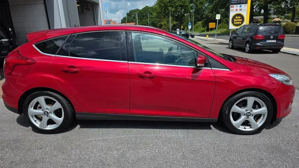 Gebraucht Ford Focus Titanium 150 PS (110 kW) 2013 Rot Limousine