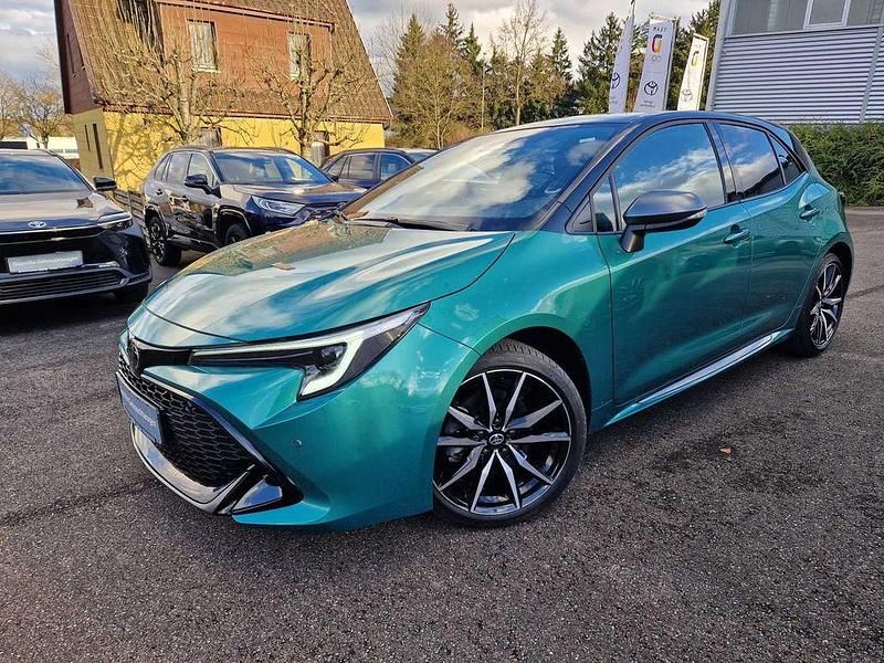 Super green (metallic) Gebraucht 2024 Toyota Corolla Hybrid Sport Limousine | 32.990 € (Etwas zu teuer) - Bild 1/4