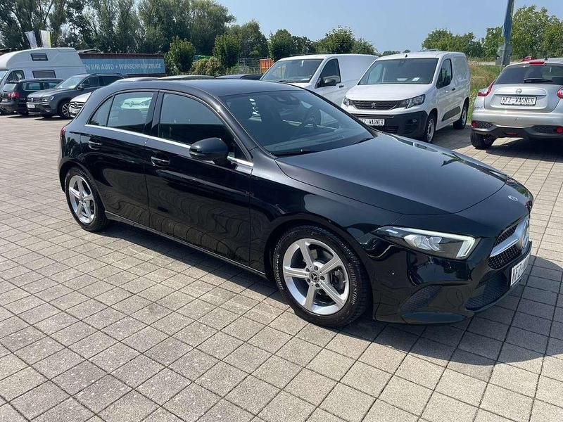 Gebraucht Mercedes A180 116 PS (85 kW) 2020 Kosmosschwarz  metalliclack Kleinwagen