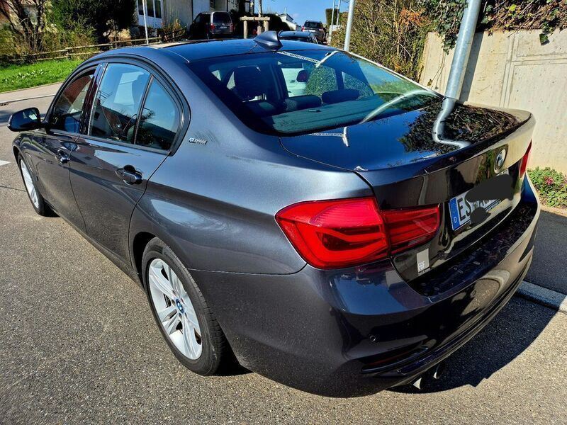 Grau Gebraucht 2018 BMW 330 Sport Line Limousine | 21.000 € - Bild 1/4