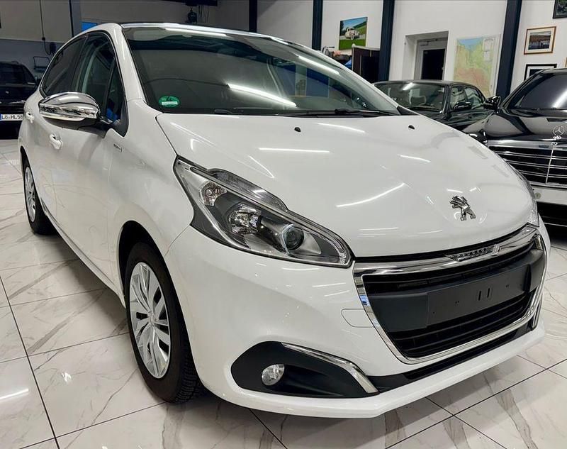 Gebraucht Peugeot 208 Style 83 PS (61 kW) 2018 Weiß Kleinwagen