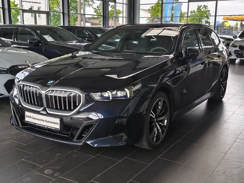 Gebraucht BMW 520 M Sport 190 PS (139 kW) 2025 Carbonschwarz Kombi