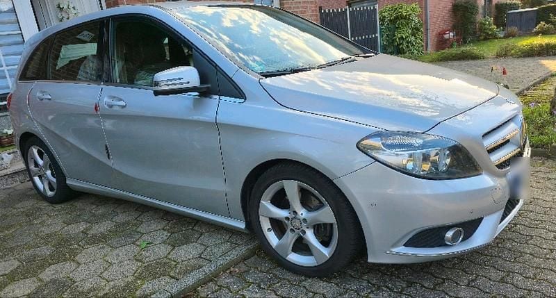 Gebraucht Mercedes B200 156 PS (114 kW) 2014 Silber Van / Kleinbus