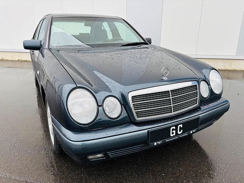 Gebraucht Mercedes E230 150 PS (110 kW) 1996 Blau Limousine
