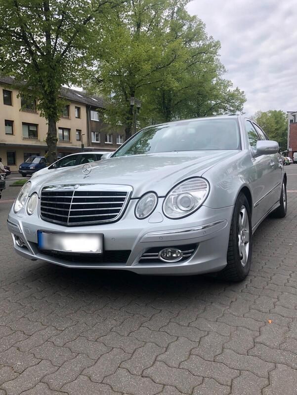 Silber Gebraucht 2006 Mercedes E200 Avantgarde Limousine | 9.700 € (Teuer) - Bild 1/4