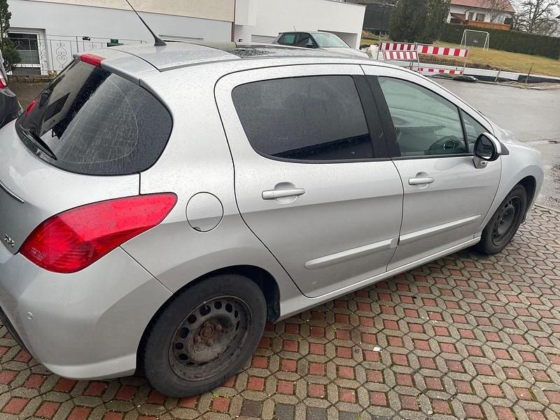 Gebraucht Peugeot 308 120 PS (88 kW) 2011 Silber Kleinwagen