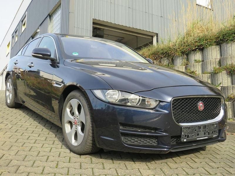 Blau Gebraucht 2017 Jaguar XE Prestige Limousine | 7.490 € - Bild 1/4