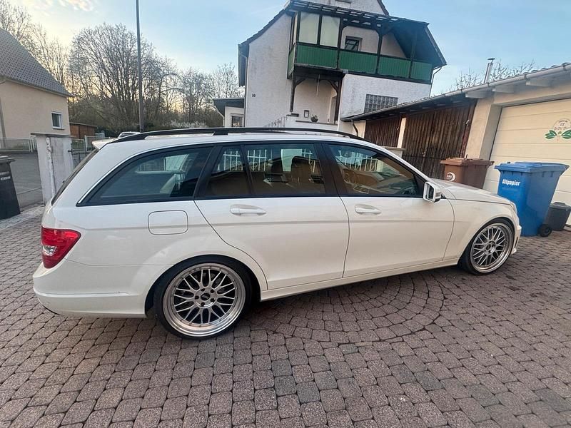 Gebraucht Mercedes C200 Elegance 136 PS (100 kW) 2012 Weiß Kombi