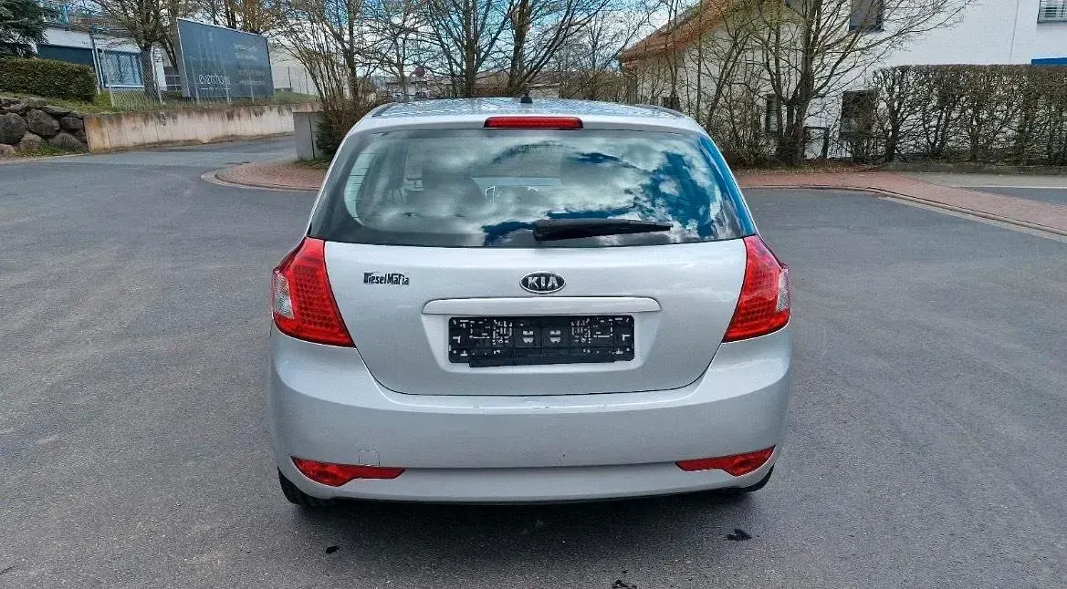 Usado Kia Ceed 116 CV (85 kW) 2011 Plateado Utilitario