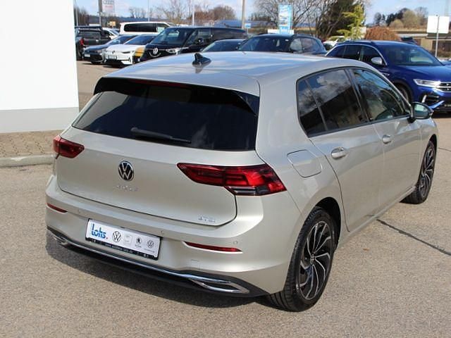 Gebraucht VW Golf VIII Move 150 PS (110 kW) 2023 Ivory silver metallic (metallic) Limousine