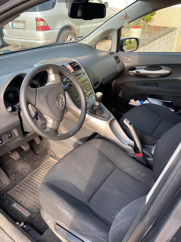 Grau Gebraucht 2007 Toyota Auris Limousine | 1.800 € (Guter Preis) - Bild 1/4