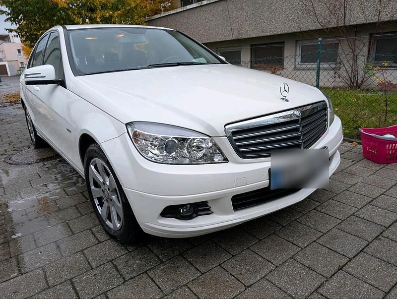 Weiß Gebraucht 2010 Mercedes C200 Limousine | 7.500 € - Bild 1/4