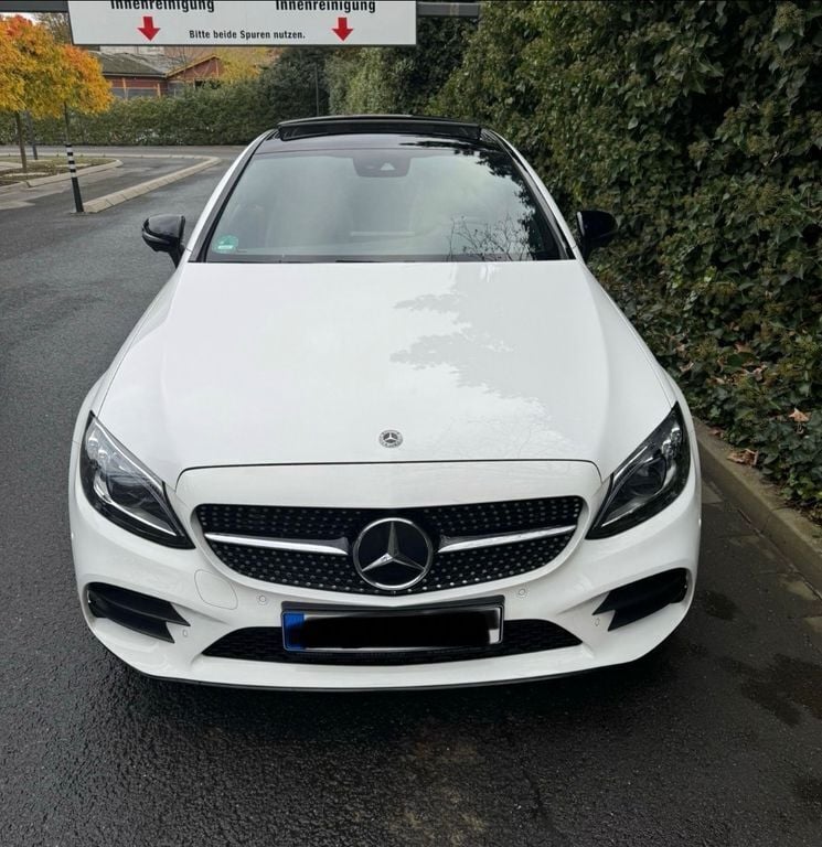 Weiß Gebraucht 2020 Mercedes C300e AMG line Coupé | 34.900 € - Bild 1/4
