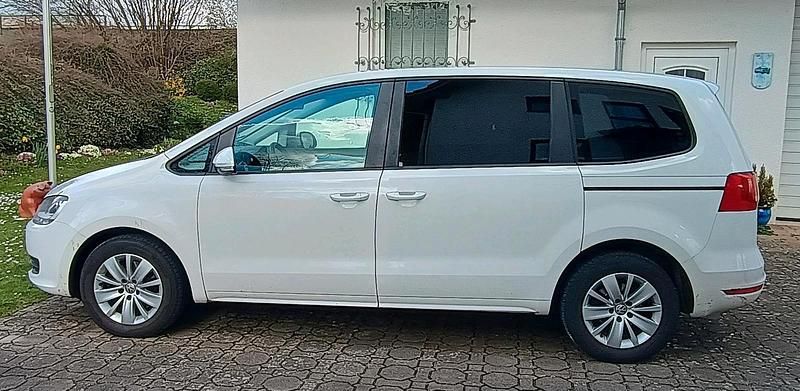 Second-hand VW Sharan 140 CP (102 kW) 2010 Alb Monovolum
