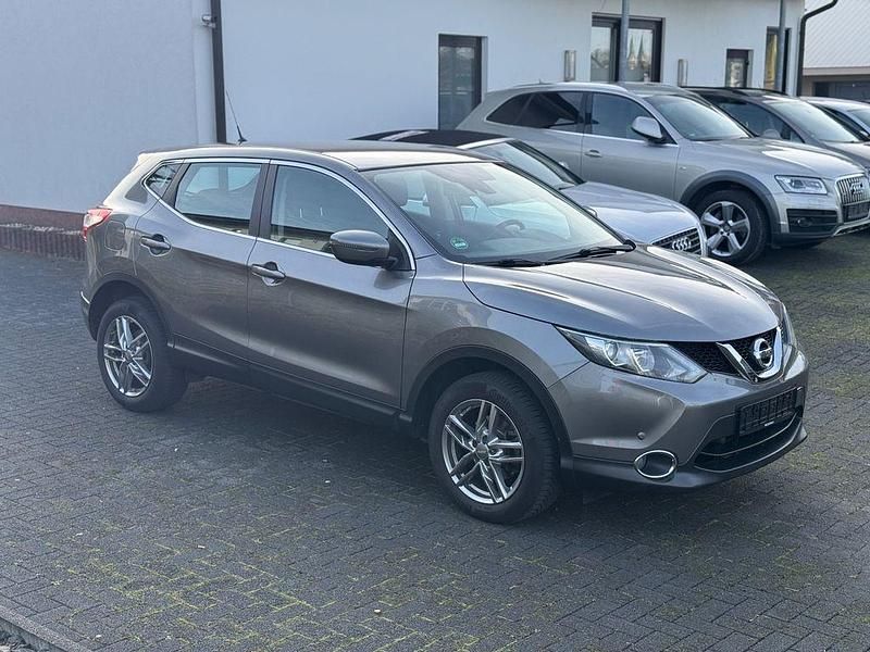 Grau Gebraucht 2015 Nissan Qashqai Acenta SUV | 11.900 € (Fairer Preis) - Bild 1/4