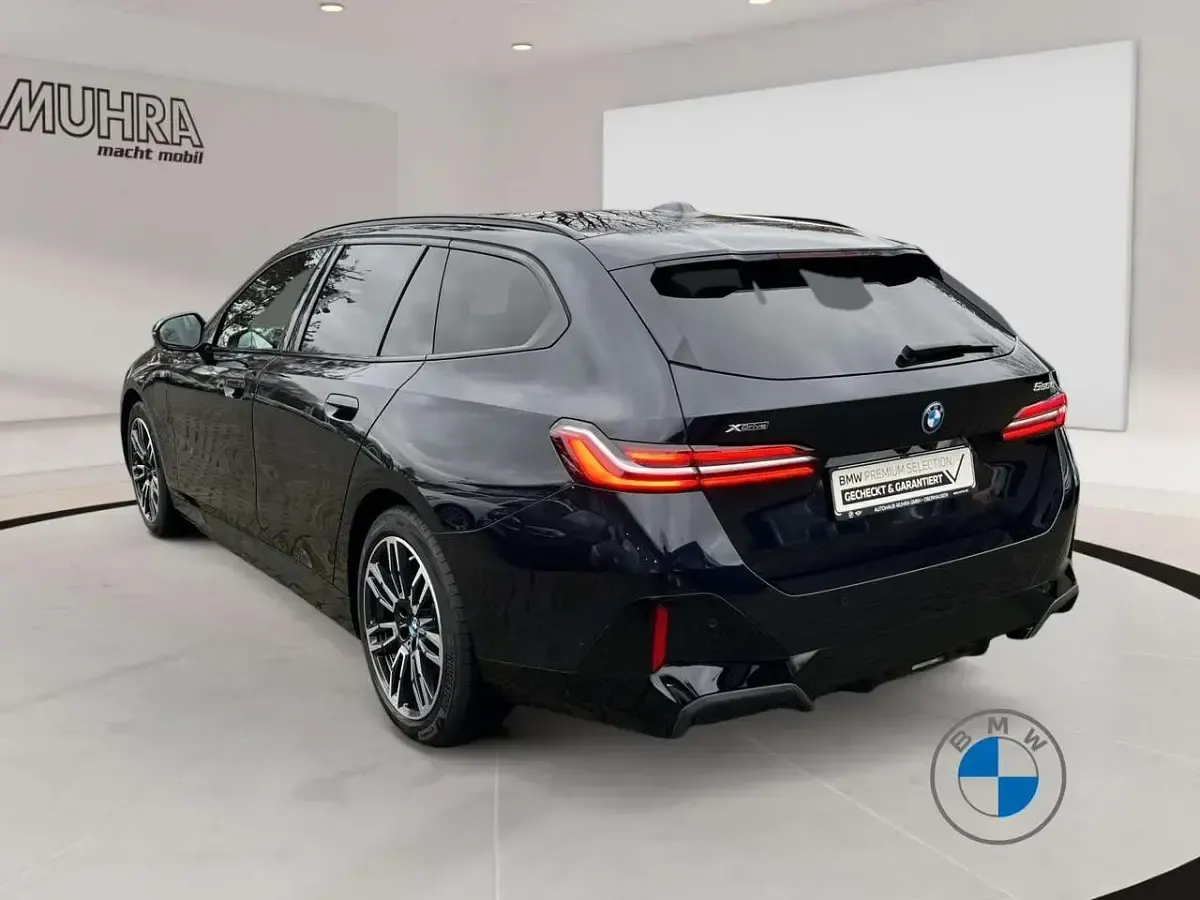 Gebraucht BMW 550e M Sport 489 PS (359 kW) 2025 Schwarz Limousine