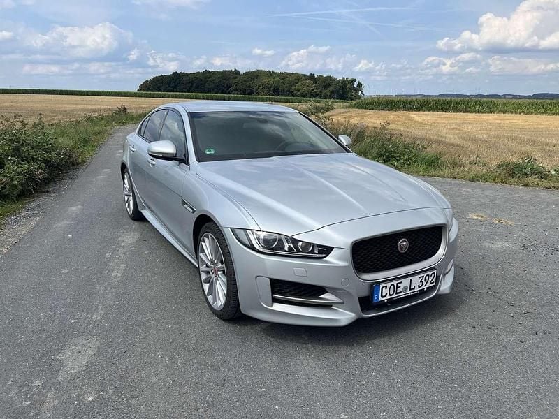 Silber Gebraucht 2018 Jaguar XE R-Sport Limousine | 14.500 € (Superpreis) - Bild 1/4
