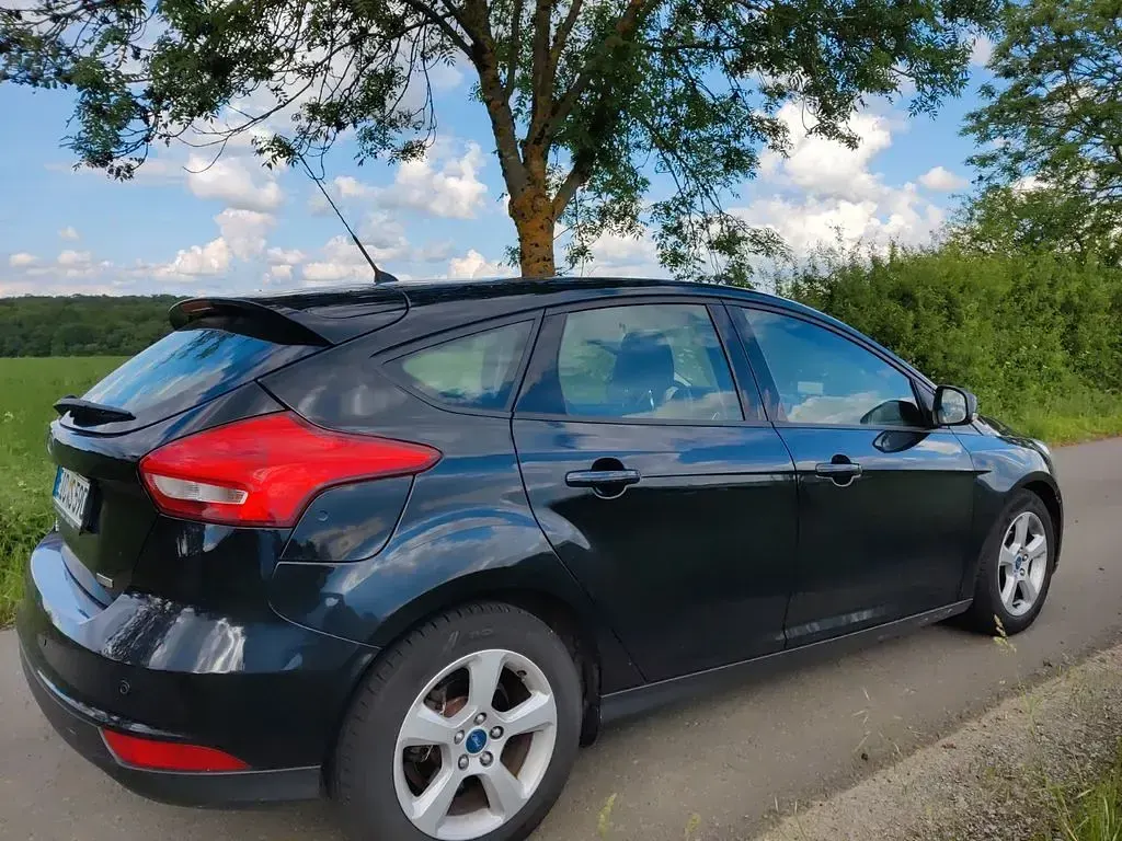 Gebraucht Ford Focus Trend 125 PS (91 kW) 2015 Schwarz Limousine