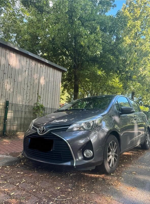 Grau Gebraucht 2014 Toyota Yaris Kleinwagen | 6.000 € (Etwas zu teuer) - Bild 1/4