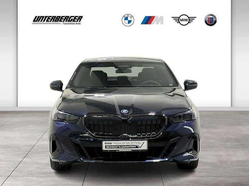 Gebraucht BMW 550e M Sport 489 PS (359 kW) 2025 M carbonschwarz Limousine