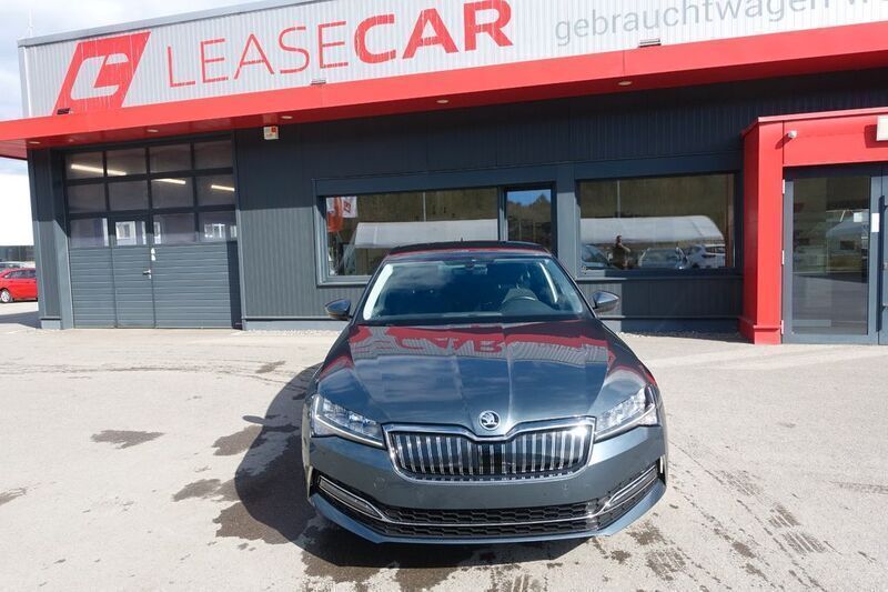 Grau Gebraucht 2020 Skoda Superb Limousine | 15.900 € (Guter Preis) - Bild 1/4