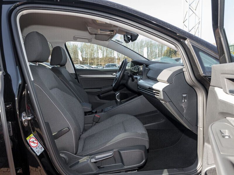 Gebraucht VW Golf VIII Move 150 PS (110 kW) 2024 Andere farbe Kleinwagen