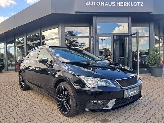 Midnight schwarz metallic (metallic) Gebraucht 2020 Seat Leon ST XCELLENCE Kombi | 18.990 € (Guter Preis) - Bild 1/4