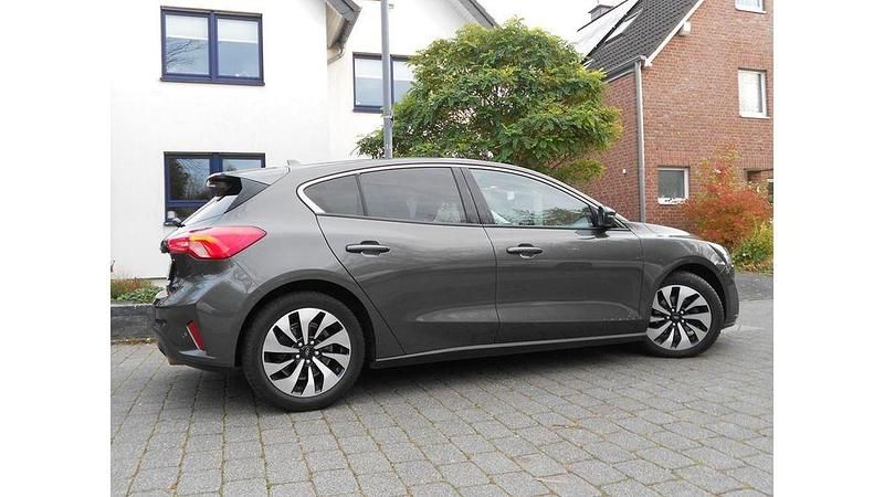 Grau Gebraucht 2019 Ford Focus Cool & Connect Limousine | 8.750 € (Fairer Preis) - Bild 1/4
