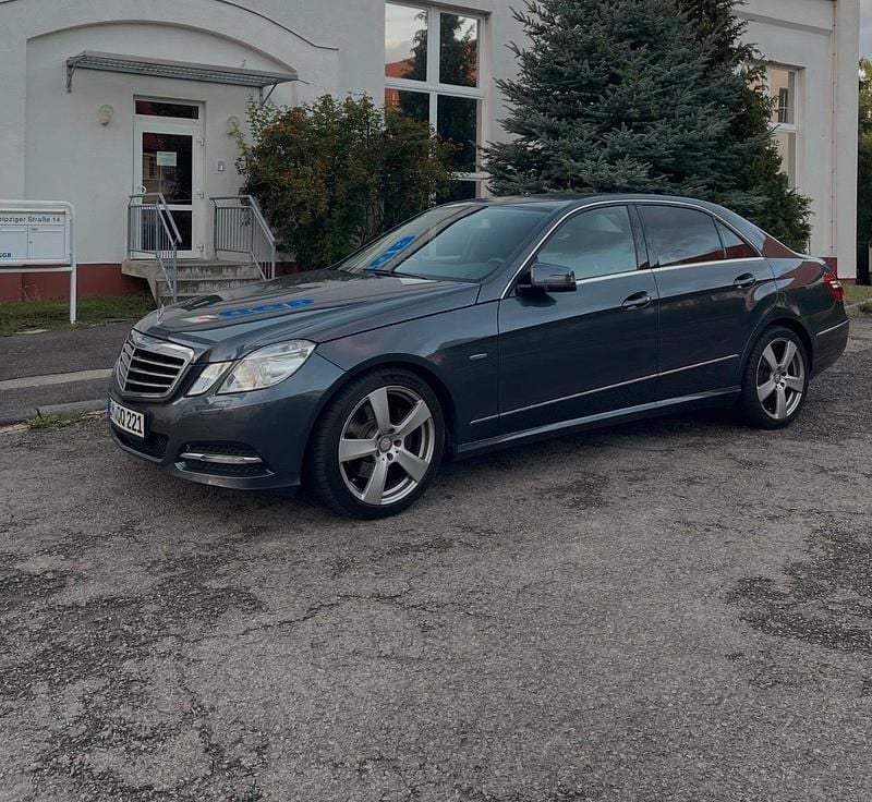 Blau Gebraucht 2012 Mercedes E200 Limousine | 12.500 € (Fairer Preis) - Bild 1/4