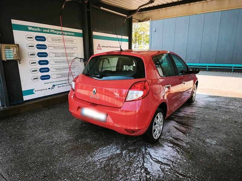 Używany Renault Clio II Expression 75 KM (55 kW) 2011 Czerwony Hatchback