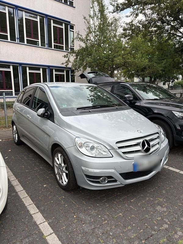 Silber Gebraucht 2010 Mercedes B180 Van / Kleinbus | 4.500 € (Guter Preis) - Bild 1/4