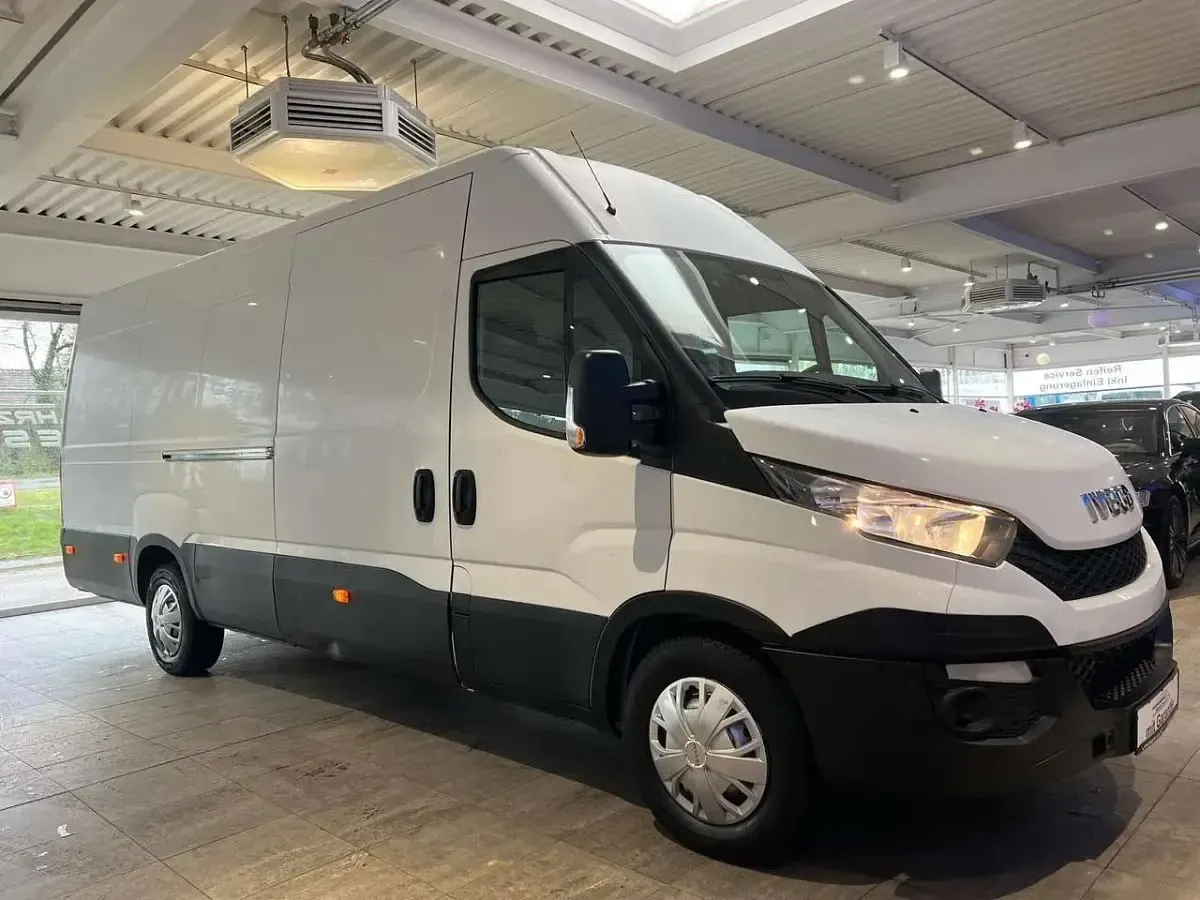 Second-hand Iveco Daily 126 CP (92 kW) 2017 Alb Monovolum